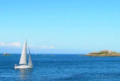 segelschiff, das auf eine insel zusegelt
