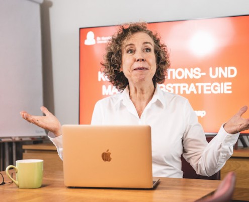 Kerstin Hoffmann mit Laptop