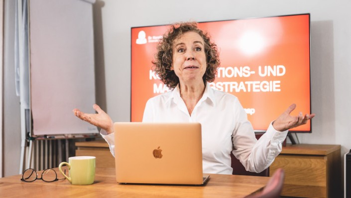 Kerstin Hoffmann mit Laptop