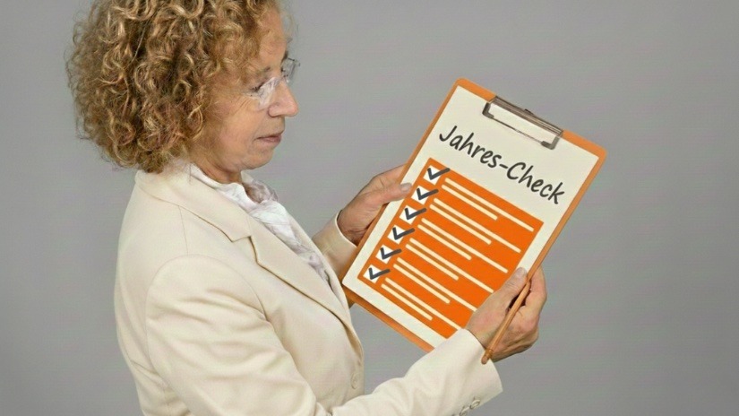 Kerstin Hoffmann mit Checkliste „Jahresrückblick" – Foto: Ira Ingenpaß, modifiziert mit Gemini Nano Banana