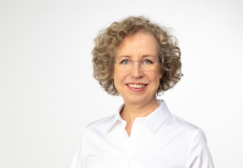 dr-kerstin-hoffmann_profilbild_2022_ausschnitt_quer